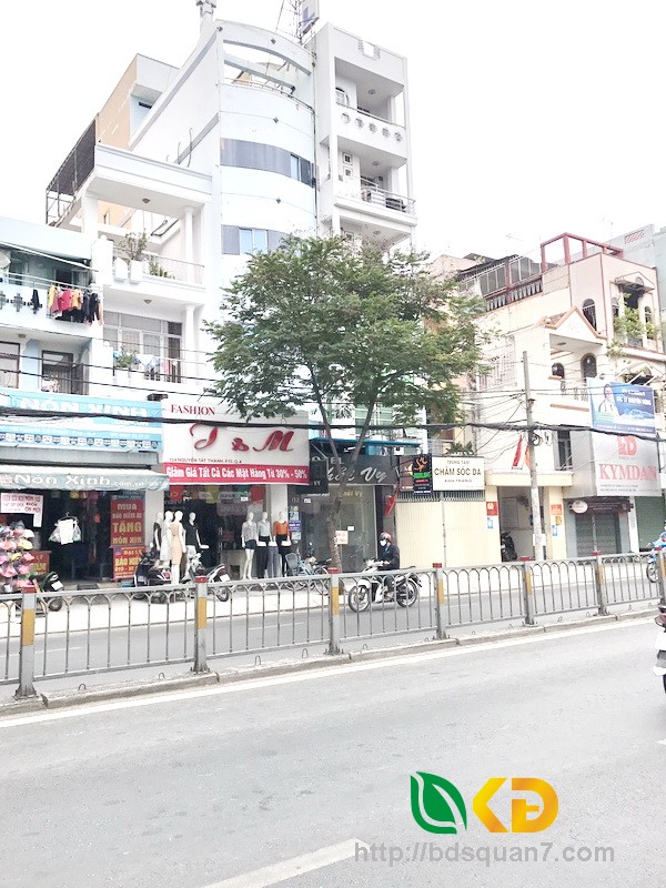 Bán gấp nhà mặt tiền đường Nguyễn Tất Thành quận 4 (có 13 phòng cho thuê).